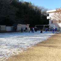 校庭に雪がのこっていました